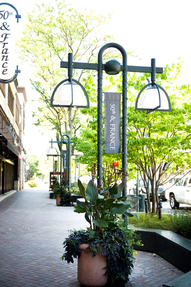 A working list on how you can continue to support your favorite 50th &amp; France businesses!

50thandfrance.com/lifestyle-blog…