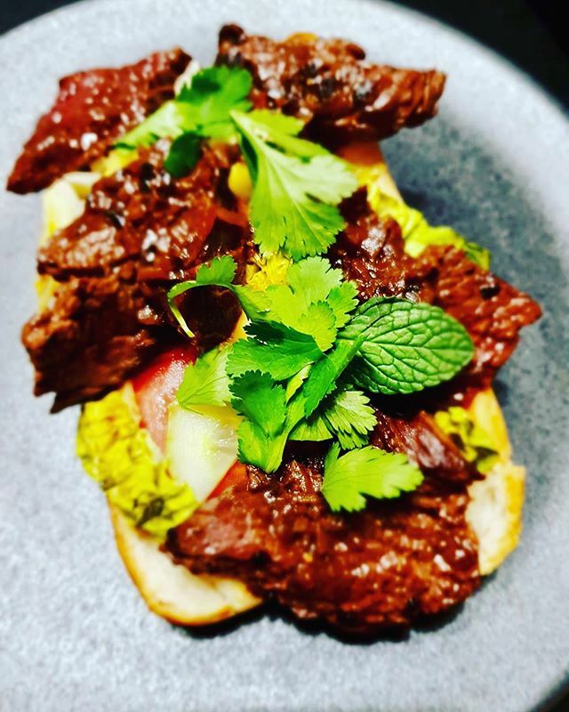 ChefChristopheD's tweet photo. Tartine crudités bavette
Un morceau de pain frais, moutarde et filet d’anchois dessus,
Crudités de votre choix, des feuilles de salade et enfin fromage et au four à 220°C.
Emincer la viande et la faire sauter, déglacer avec un filet d’eau
Déposer la viande et la sauce sur la… https://t.co/sdnbJmAvt0