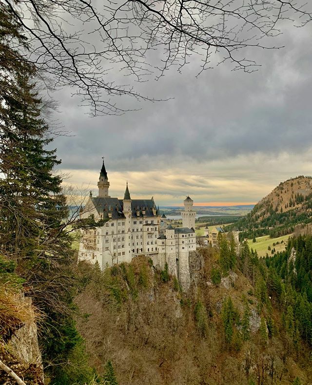 grush's tweet image. Widely regarded as the original fairytale palace, Neuschwanstein has awed many millions over the centuries with its fantasy location and Romanesque Revival architecture. Set within a landscape of chocolate-box views, including Alpine foothills and magnif… ift.tt/2w60LSr