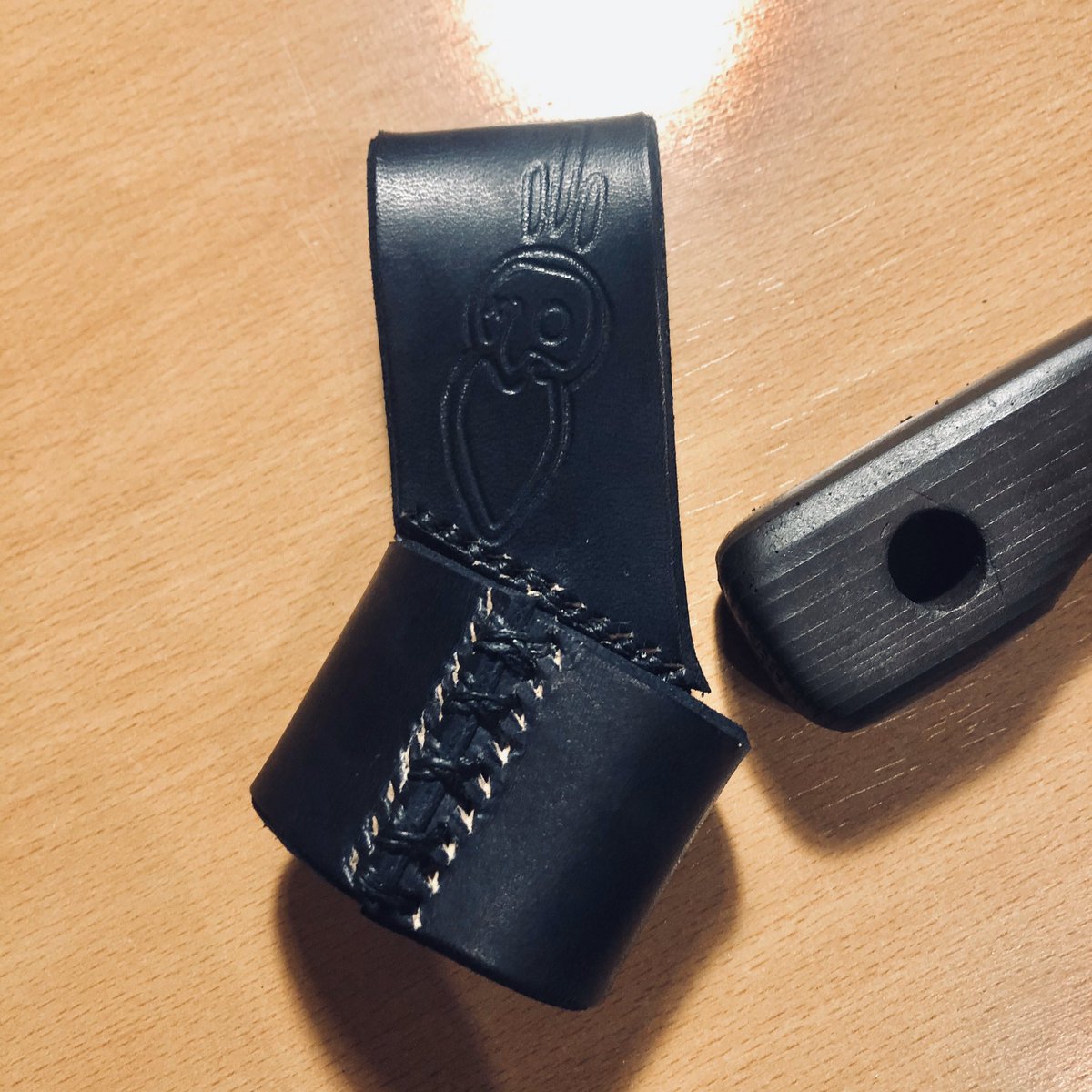 DaniBernar2's tweet photo. Primer trabajo hecho en solitario sin la ayuda de @RaquelBerea (pero intentando seguir sus enseñanzas) #yomequedoencasa #larp #calimacil #sofcombat #rev #leather #cuero #handmade #homemade #artesania #hechoamano #viking https://t.co/YhunafhFoo