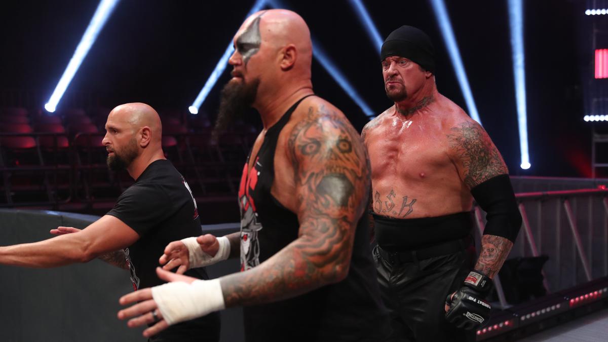 He IS right behind you.#Raw #Undertaker @KarlAndersonWWE.
