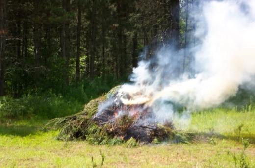 NHForestRangers's tweet photo. .#FirePermits are required for outdoor burning where there is not 100' of snow cover. FD's and Wardens can get guidance with permit issuing during COVID-19 at: https://t.co/8owYKd9IVc Online Fire Permits are also available to the public at: https://t.co/mPvJtRdw46 @nhdfl @NHDNCR https://t.co/VvTWZzPD0C