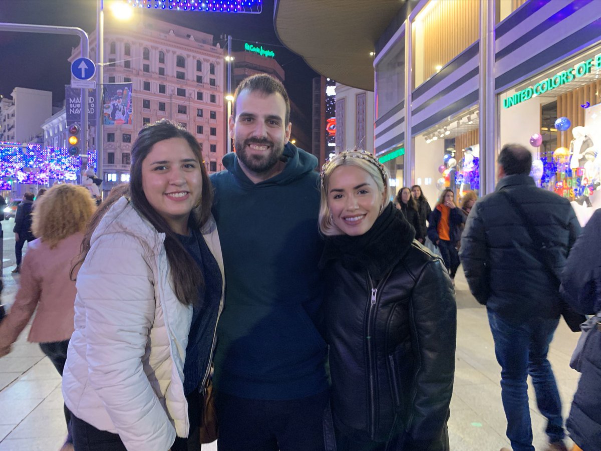 Siempre es buen momento para recordar cuando fuimos con el tremendo bombón de mi novio a ver las luces de Madrid y a comer chocolate con churros el día de Navidad, vimos a Lali, le deseamos Feliz Navidad, y charlamos de todo lo que comió la noche anterior. ♥️✨ <a href="/lalioficial/">Lali</a>