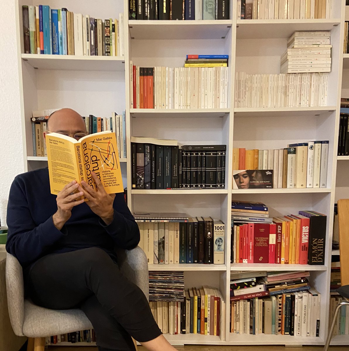 ricardcastellet's tweet image. El confinament ara serà més lleu, ja tinc #BarcelonaStartup de @margaltes, ara toca seure, llegir, aprendre i gaudir