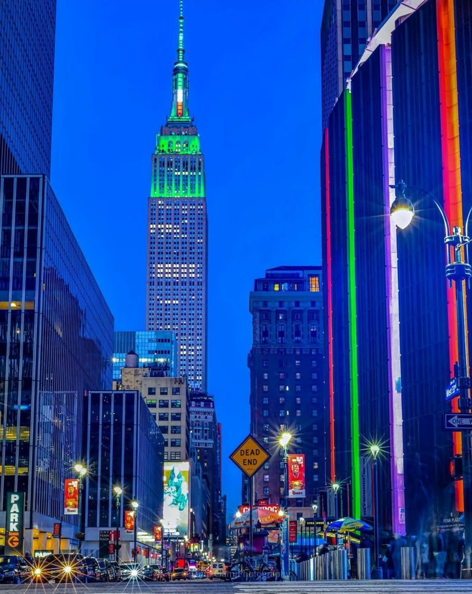Happy St. Patrick's Day! Wishing everyone safety and good health. 
IG 📸 <a href="/mitzgami/">RosalieQD</a>

#newyorkerhotel #stpatricks #explorenyc #experiencenyc #explorenyc #traveltuesday #midtownmanhattan #manhattan