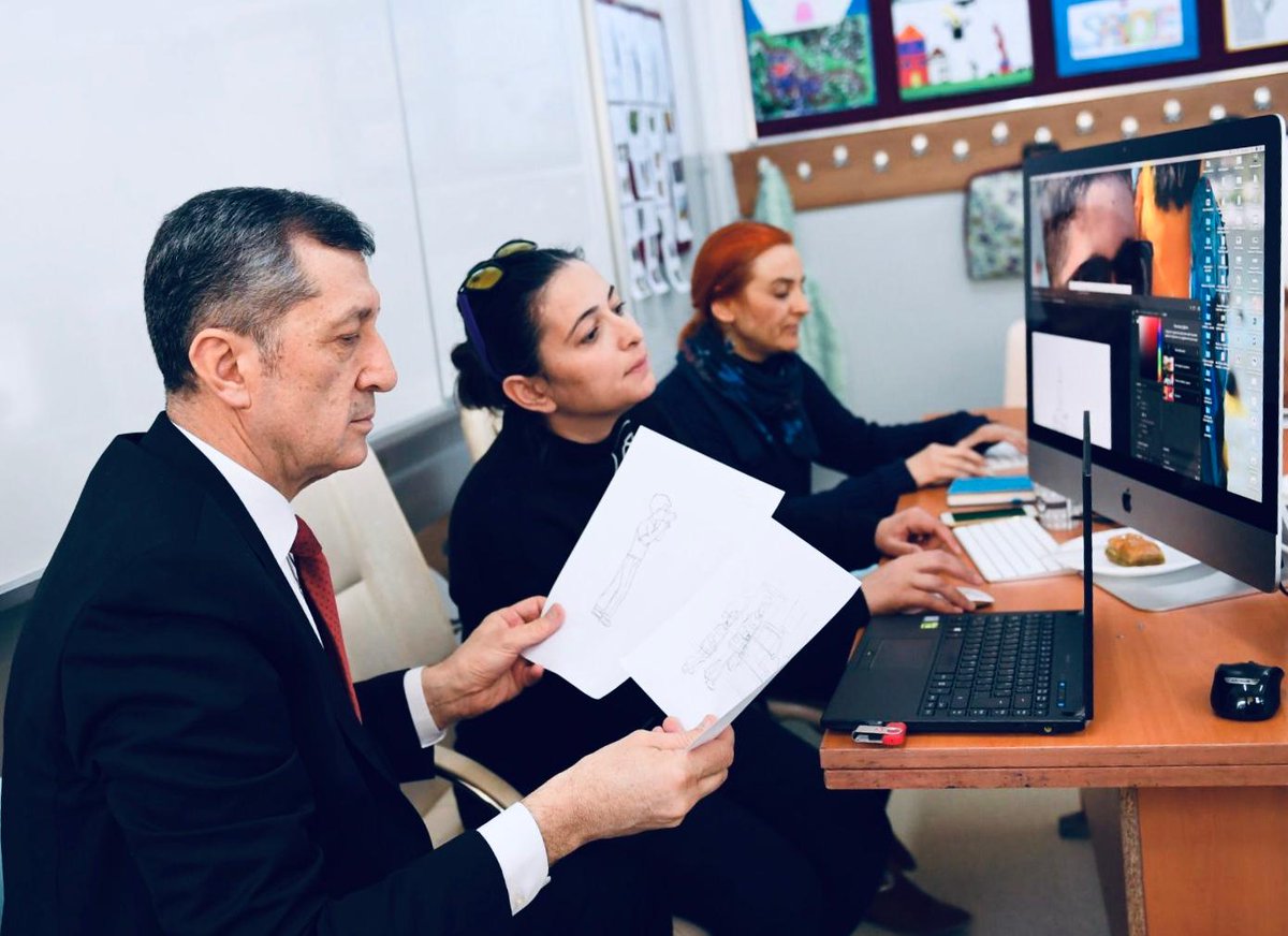 Pazartesi itibariyle uzaktan eğitimde kullanacağımız ders videoları için günlerdir gece gündüz çalışıyor 110 eğitimci arkadaşımız. Büyük bir çaba ile çocuklarımız için ders anlatıyor, içerikleri tamamlıyorlar. Şimdiden teşekkürler hocalarım, verdiğiniz desteği asla unutmayacağız.