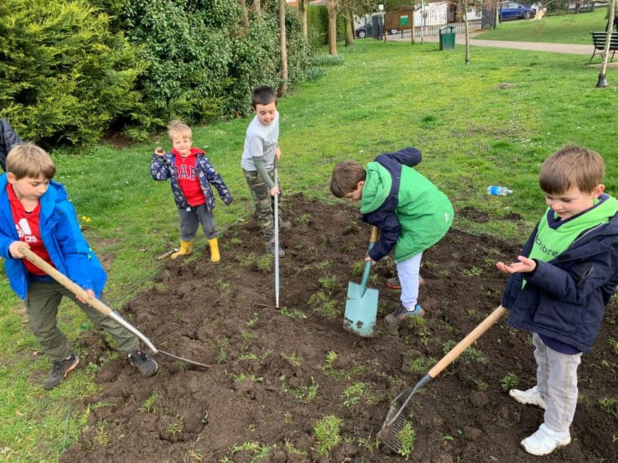 #CommunitySpirit
A big thank you to all who came out to help with Weybridge In Bloom's dig event and helped prepare the Wildflower bed at Churchfields Recreation Ground
More photos here: allaboutweybridge.co.uk/weybridge-in-b…
