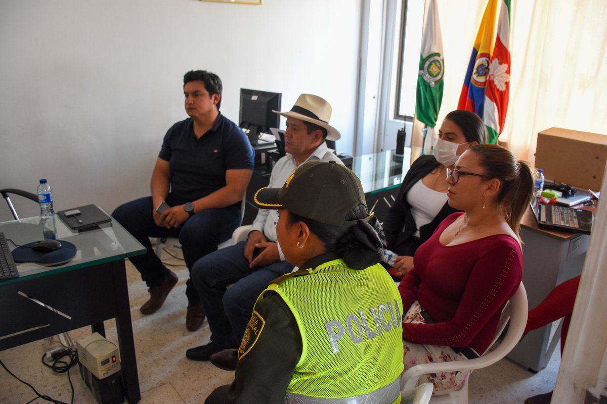 En este momento vídeo conferencia con el señor gobernador <a href="/RamiroBarraganA/">Ramiro Barragán Adame</a> del departamento de Boyacá con el fin socializar y reforzar las medidas de contingencia para evitar el ingreso del COVID-19 al departamento viendo que en Bogotá y Santander ya está.
