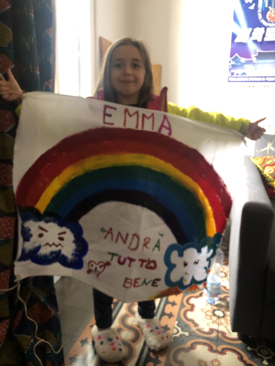 BenedicteFLT's tweet photo. @Qofficiel superbe initiative menée par les enfants italiens:des arcs en ciel fleurissent les fenêtres pour s’encourager!Parlez en svp pour que cette chaîne d’espoir continuent en France-et une idée d’activité pour occuper les enfants.J’habite Vérone, le confinement est difficile https://t.co/db8E9pvfQE