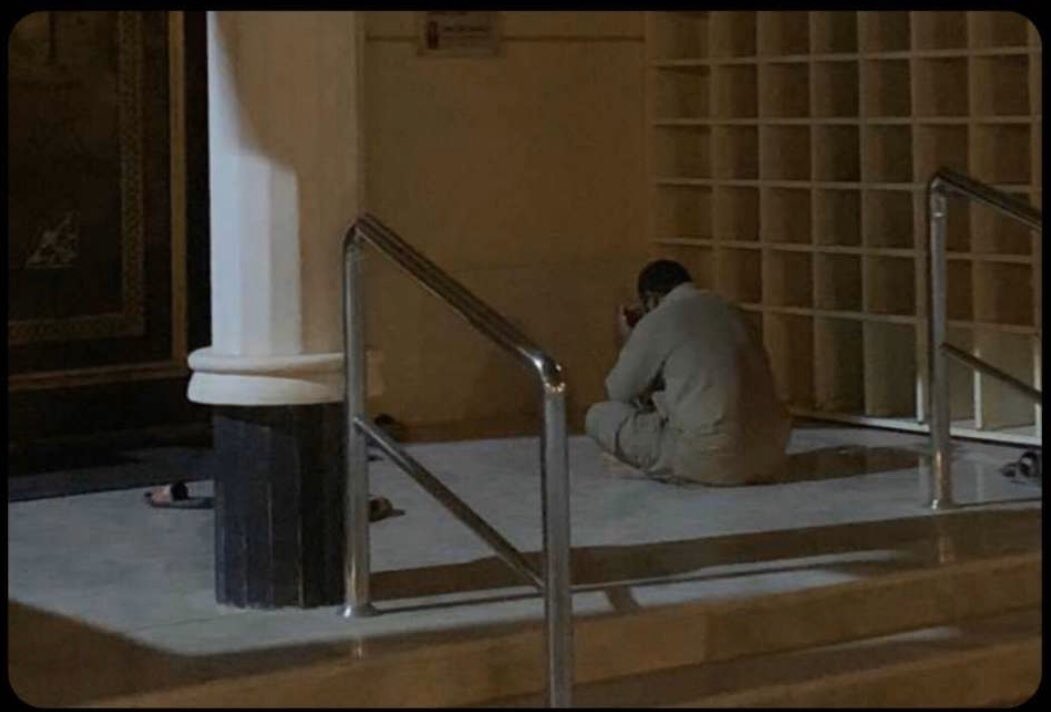 #صلوا_في_رحالكم

مالي سوى قرعي لبابك حيله
فلئن طردت فأي باب اقرع 💔💔