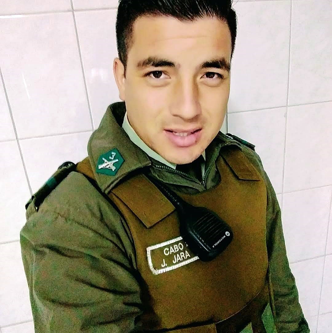 PiensaPrensa's tweet image. SON TODOS MALDITOS !!
Carabinero es detenido y dado de baja tras golpear a su pareja e hijo. El niño se mantiene grave en el Hospital Gustavo Fricke, donde se encuentra internado con lesiones de consideración en ambos ojos, además de corte en su cabeza.
eldesconcierto.cl/2020/03/17/car…