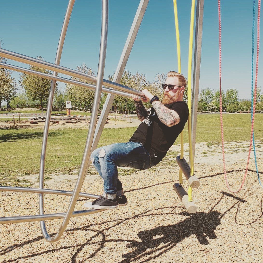 Dann versuch ich mich mal an meinem ersten Tweet... letztes Jahr um diese Zeit war Die Welt noch in Ordnung #play #playground #beard #inked #bastard #sun #tattoo #tattooedtuesday