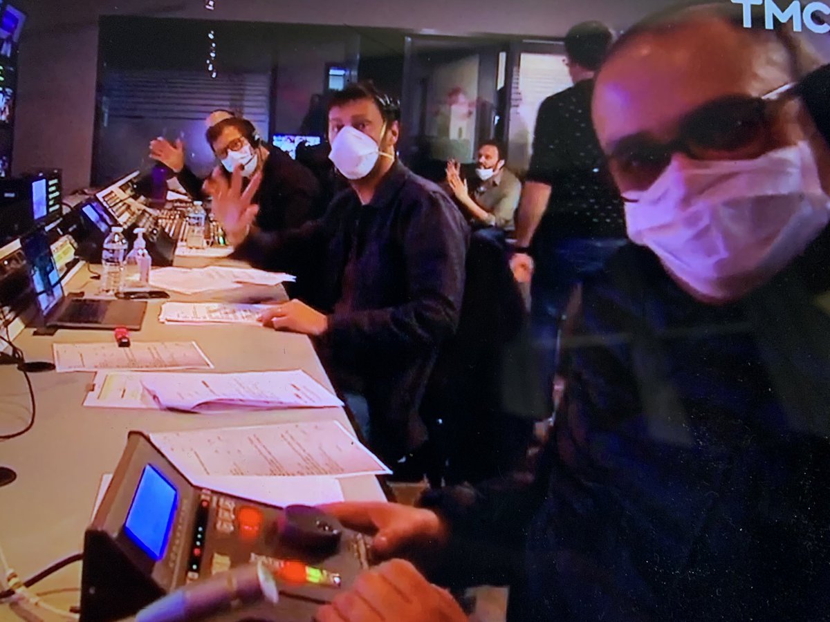 MathieuDunant's tweet photo. @Qofficiel @GroupeTF1 @csaudiovisuel #Quotidien #COVID19 honte à vous de faire les malins avec des masques que vous exhibez comme des accessoires de spectacle alors que nos hôpitaux en manquent cruellement ! N’avez vous donc aucune conscience votre impact sur les comportements ? https://t.co/fJ9kvoZ91e