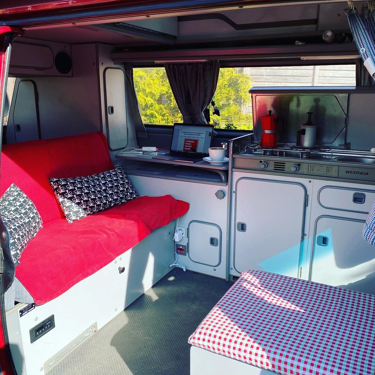 janchriste's tweet image. Ungewöhnliche Zeiten brauchen ungewöhnliche Lösungen: ab morgen steht mein Homeoffice-Arbeitsplatz im Garten, hat 4 Räder, einen Kühlschrank, zwei Gasflammen und ne LAN-Verbindung 😜 #homeoffice #flattenthecurve #t3n #digitalpioneers #homesweethomeoffice #arbeitenmitaussicht