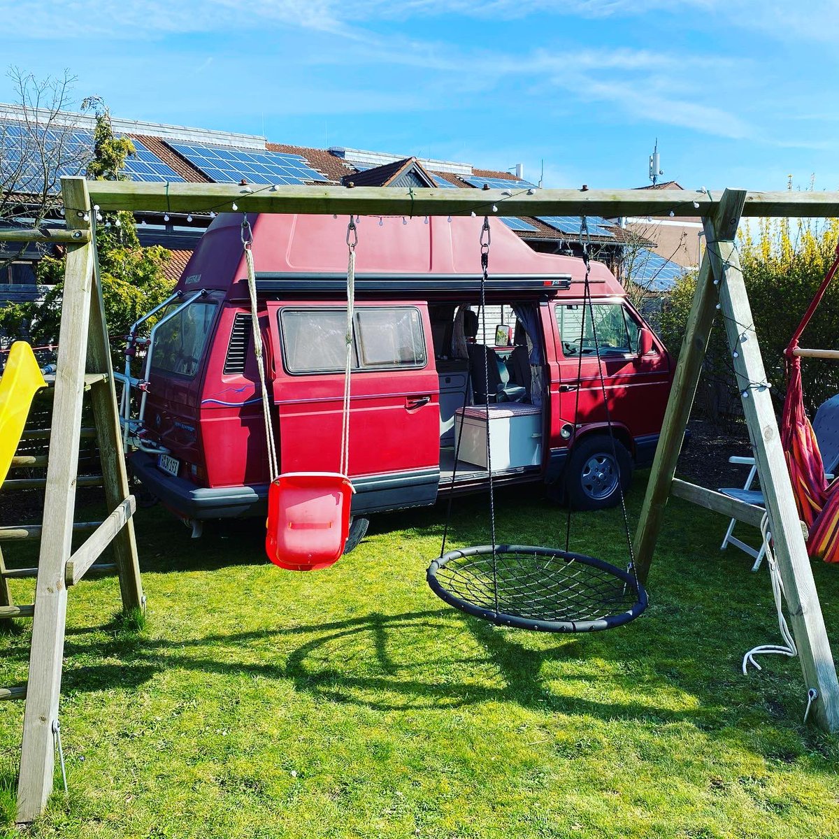 janchriste's tweet image. Ungewöhnliche Zeiten brauchen ungewöhnliche Lösungen: ab morgen steht mein Homeoffice-Arbeitsplatz im Garten, hat 4 Räder, einen Kühlschrank, zwei Gasflammen und ne LAN-Verbindung 😜 #homeoffice #flattenthecurve #t3n #digitalpioneers #homesweethomeoffice #arbeitenmitaussicht