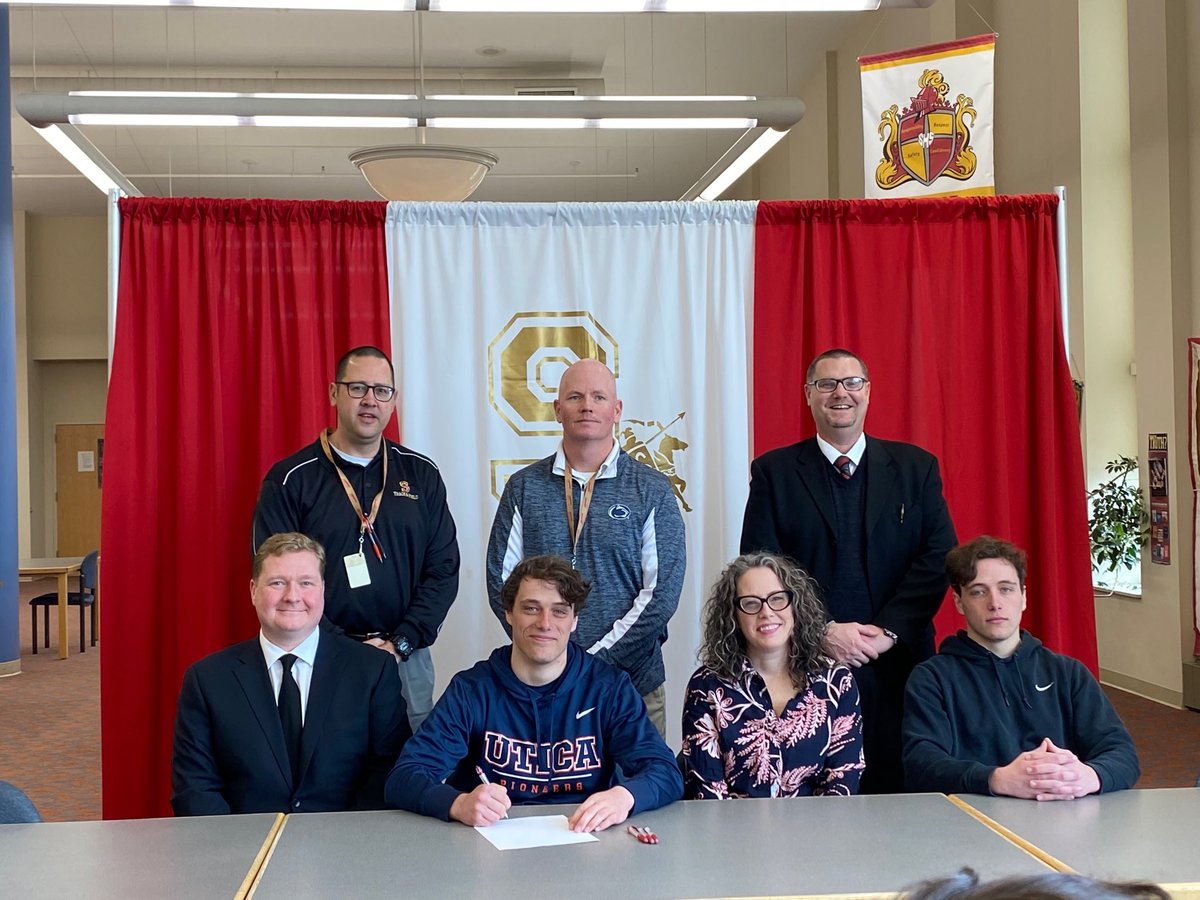 Liam Hailstone signs to play Football at Utica College.   Congratulations Liam!!