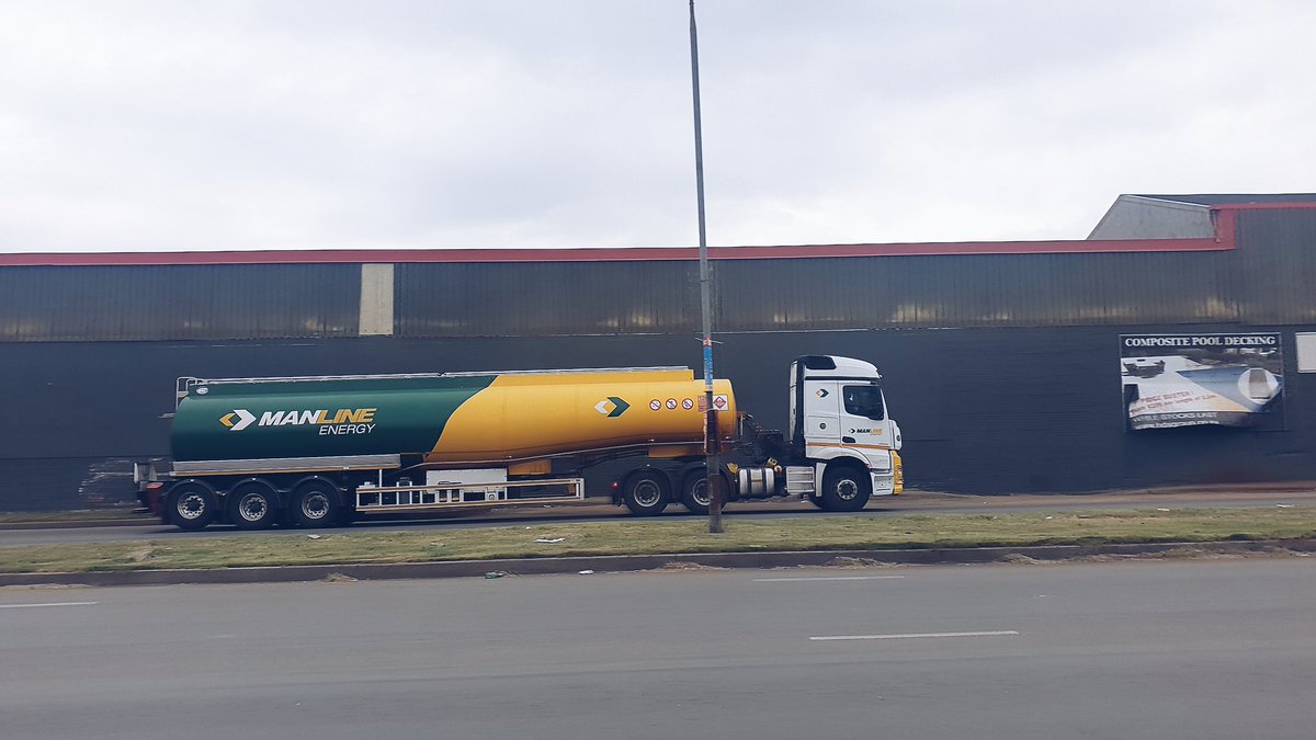 JiggyjiggaMac's tweet photo. Manline energy fleet spotted
@BarloworldLtd @bwlogistics
#AspenLogistics #BarloworldTransport 
#ViewFromTheRoad
#Manline #AvisFleet https://t.co/pAthQbWSVm