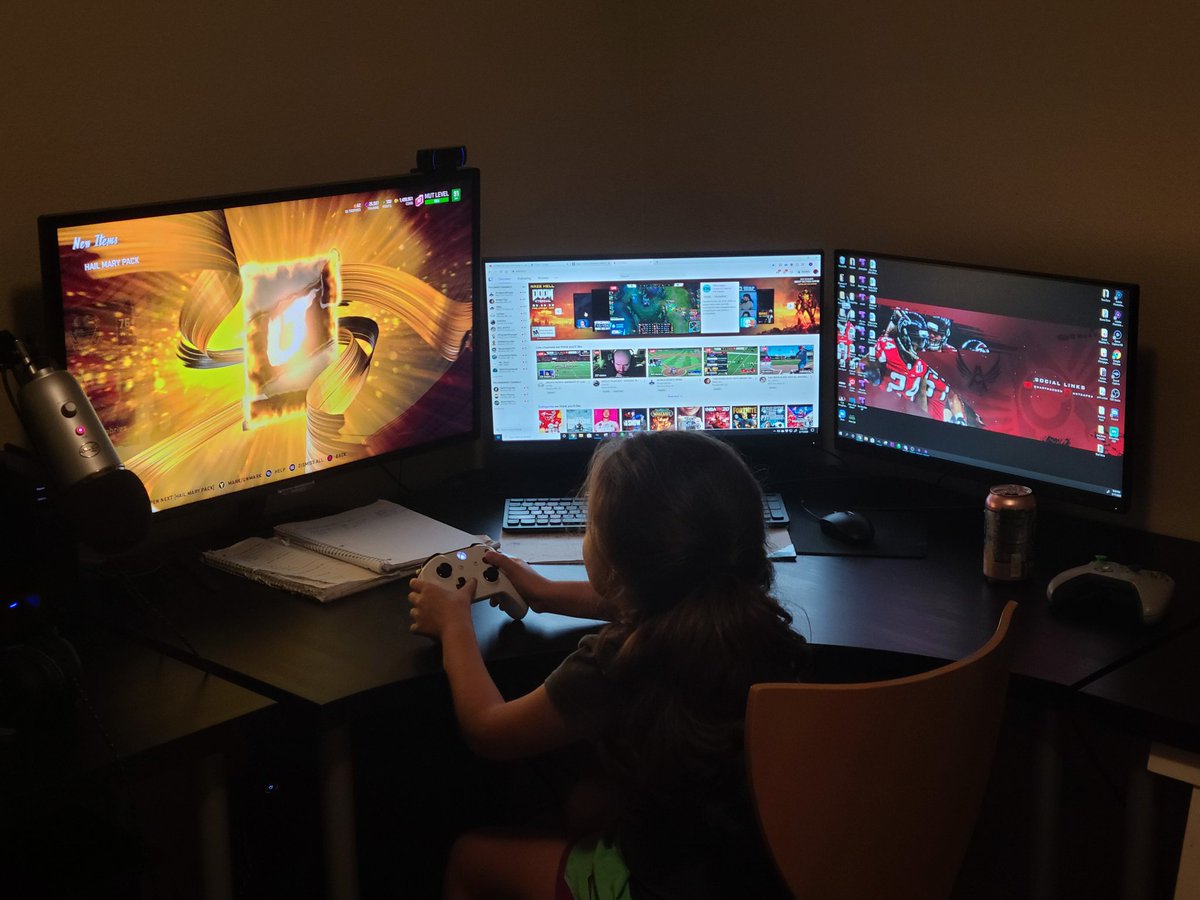 antcap24's tweet image. When you catch your daughter opening up your packs...

"Well you had 27 of them... obviously you didn't want to open them" 🤦‍♂️