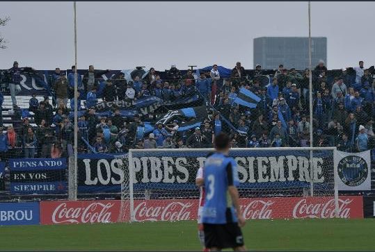 Lpds_LFC's tweet photo. #QuedateEnCasa 
Pone una imagen de ese momento que te quedó marcado en tu memoria y nomina a 5 más.

Liverpool Campeón del Intermedio 2019. Tremenda fiesta⚫️🔵

Nomino a: @LiverpURUL @LiverpoolMiVida @LiverpoolLFCuru @LFCnegriazules @LiverpoolFC1915 https://t.co/6Kd0bb9GNH