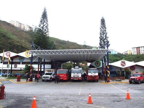 BomberosMiranda's tweet photo. Funcionarios de Bomberos de Miranda se encuentran desplegados en la geografía mirandina para atender cualquier llamado de emergencia que se presente durante la cuarentena social establecida por el Ejecutivo nacional y evitar la propagación del coronavirus

#QuedateEnLaCasa https://t.co/Bn1TKgg5Pf