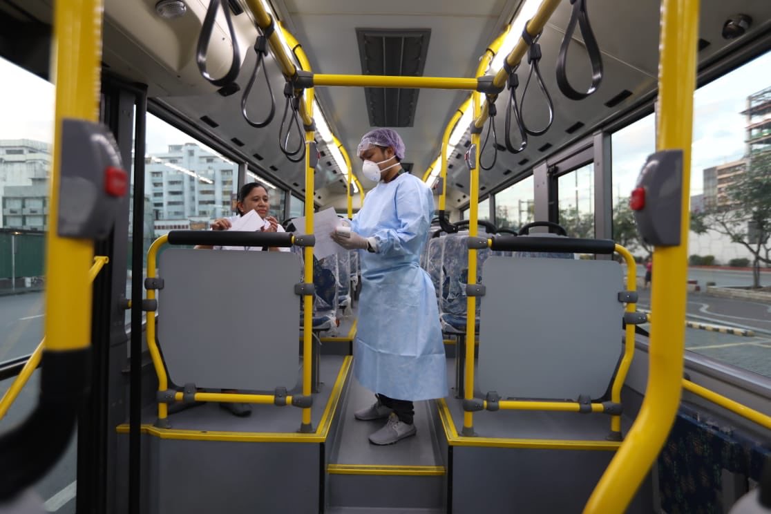 lenirobredo's tweet photo. [A] Nagsimula na ang pilot run ng libreng shuttle service na handog ng Office ni VP Leni Robredo para sa mga hospital workers sa NCR ngayong araw. 

Tutok lang sa aming FB page para sa updates. https://t.co/2PqobvMxsV