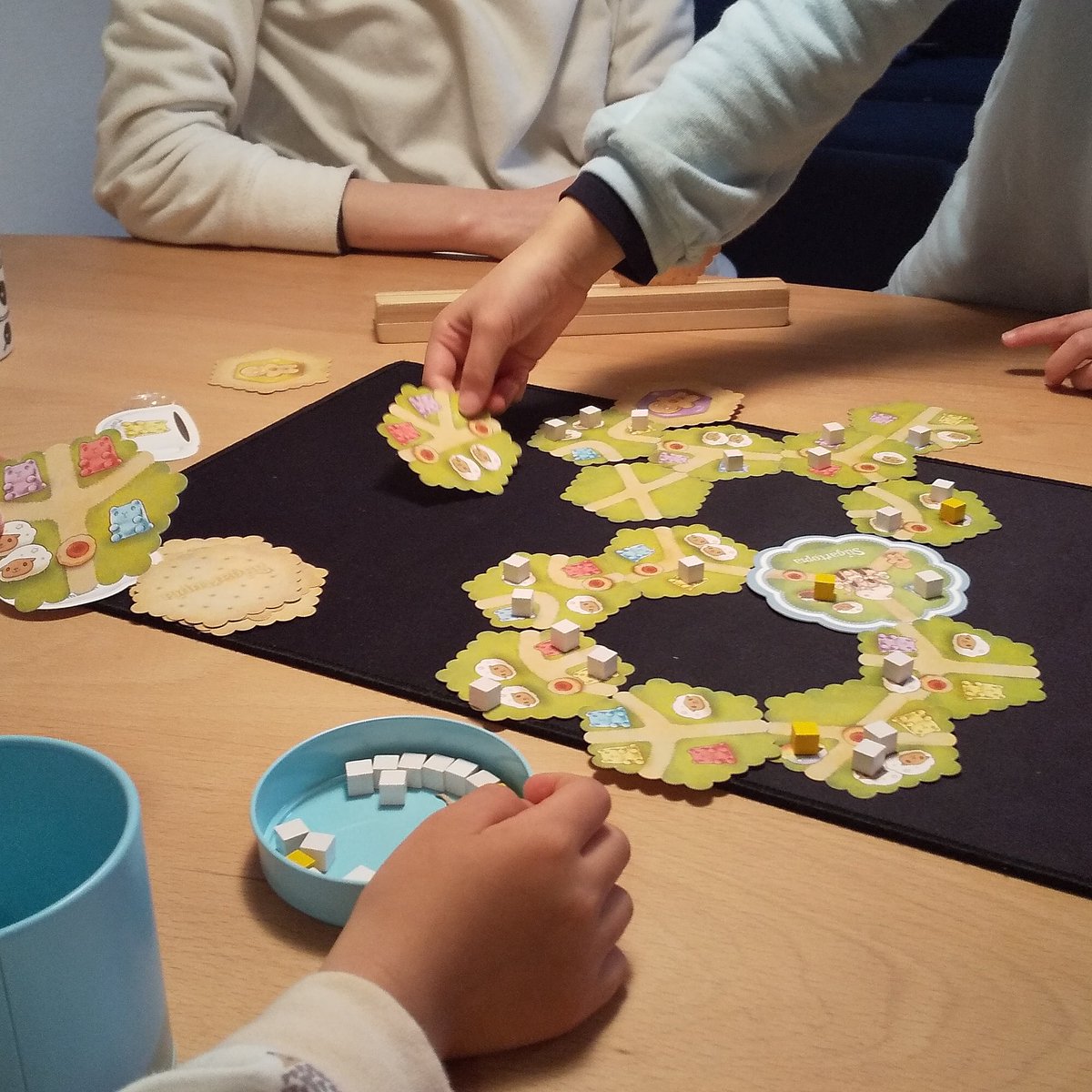 寝る前におねだり 小学生の娘さんの食いつきが凄い クッキー缶に入ったボードゲームやアイスを作るゲームが人気 Togetter 寝る前におねだり 小学生の娘さんの食いつきが凄い クッキー缶に入ったボードゲームやアイスを作るゲームが人気 Togetter