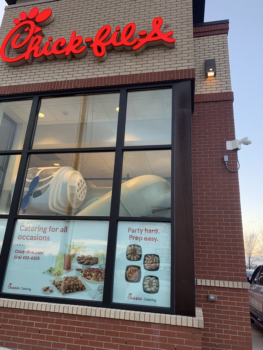 ljensen_beauty's tweet photo. Empty mall. But @ChickfilA #drivethru is buzzing. And it’s precision and organization at its best. 👏🏼 Thank you for making it easy to feed my family after a crazy busy day working from home. #notimetocook #COVID19 https://t.co/gCamwq0XN0