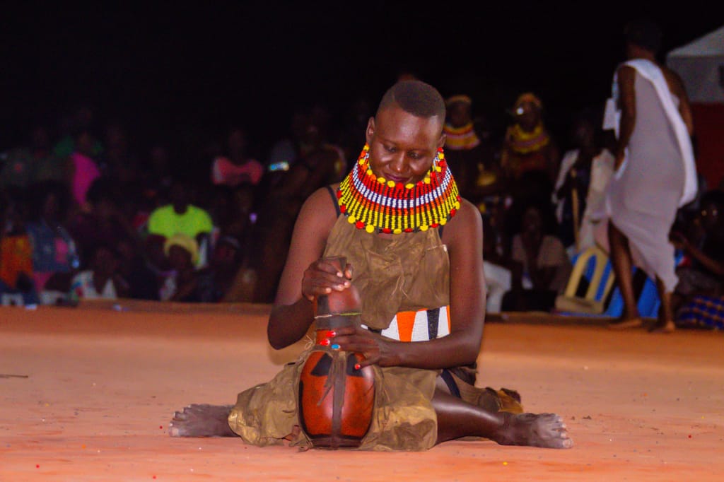 learning_lions's tweet photo. TURKANA CULTURE | Turkana woman attire.This is a typical Turkana woman attire. Made of goat skin called(eleu) the attire is always spiced up with some  neck beads known as (Ngamaritoi) and waist beads known as ngisigiria. 

#curlture #turkanaculture #ateker https://t.co/pPuUpY5kRr