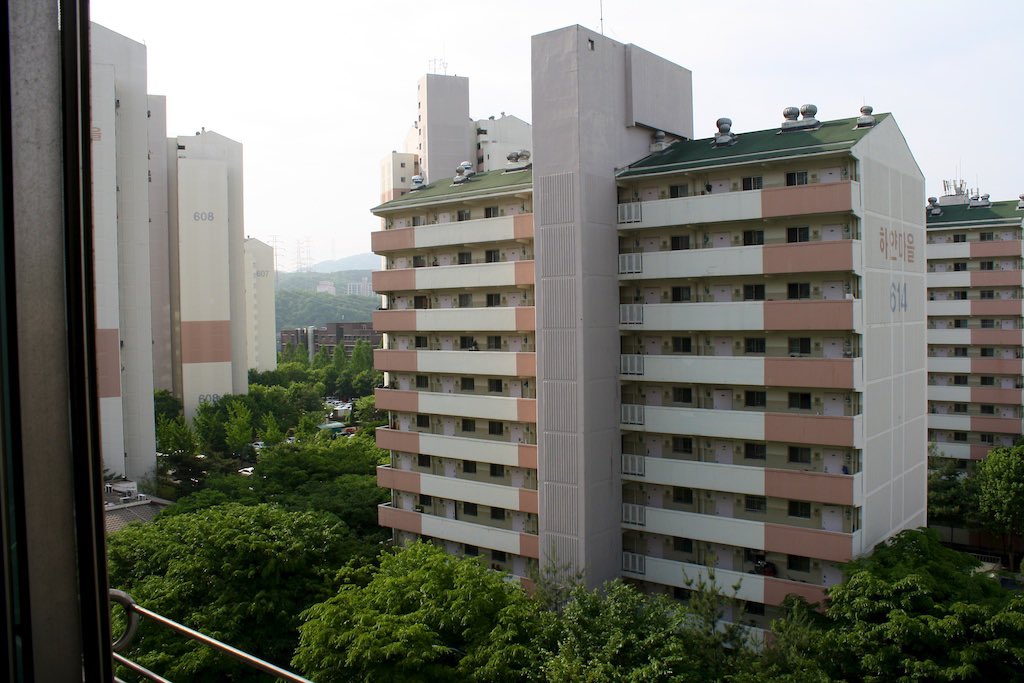 daily life: - most ppl live in apartment complexes! or a regular house if ur rich maybe but its so hard to live in a house in seoul bc its so crowded- and by house i dont mean picket fences and gardens - here’s some pics: