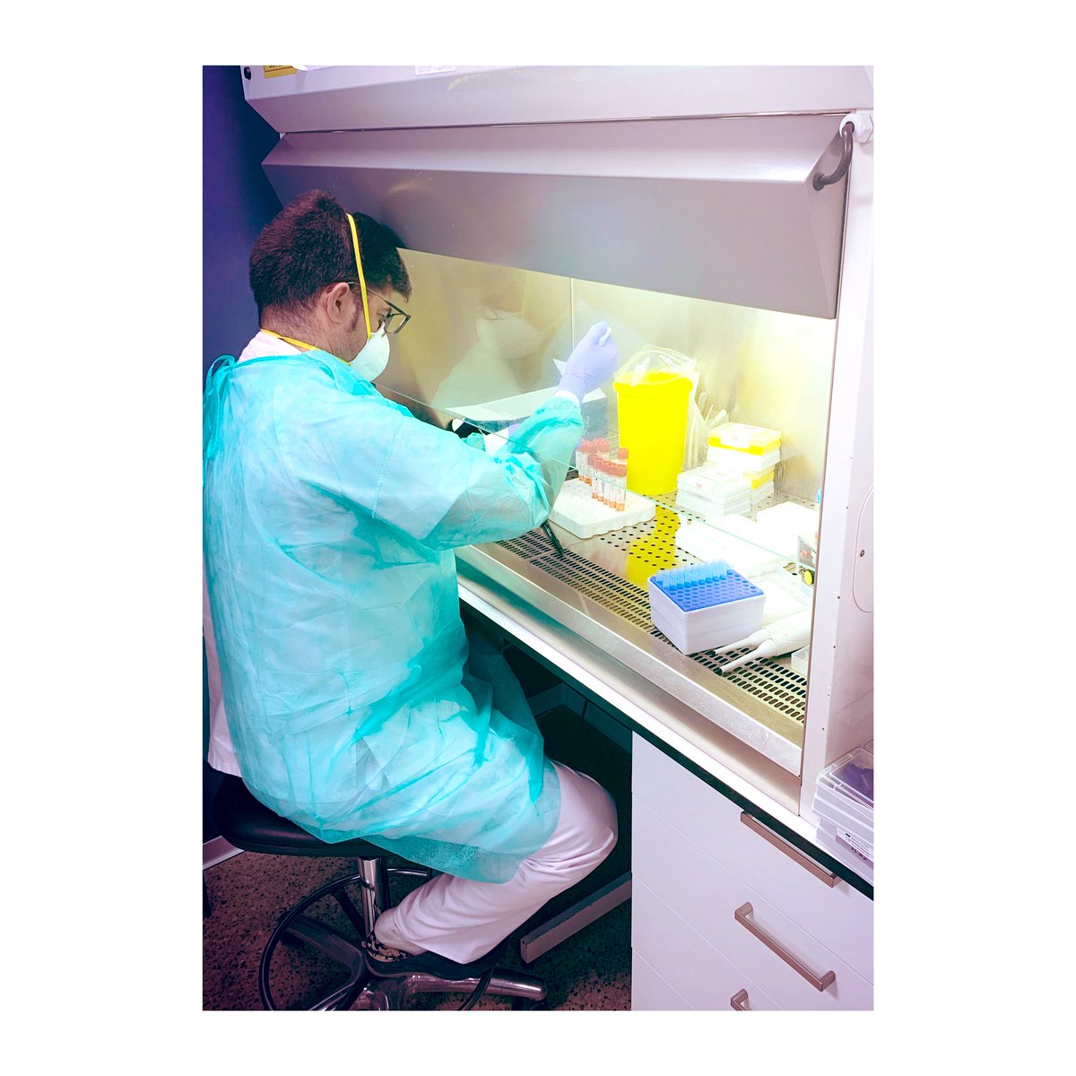 Hoy mi agradecimiento al Dr. Peña, por su entrega y dedicación para poder ofrecer resultados de SARS-CoV2 en una jornada muy dura para nosotros, Ánimo y Fuerza!! #COVID2019 #SARSCoV2 #nosestamosdejandolapiel #stopbulos #microbiologia <a href="/hujuanramon/">HU Juan Ramón Jiménez</a> @SaludFamiliasHu @SAMPAC_foro