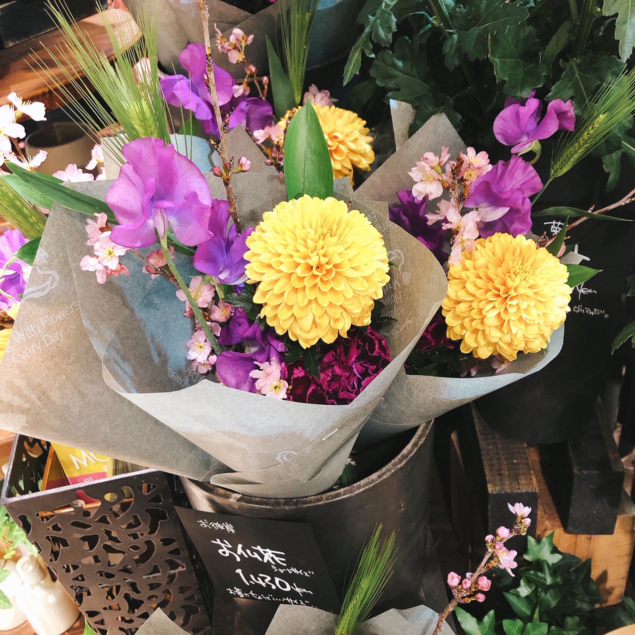 エキュート立川 春彼岸 昨日17日は 彼岸の入り 青山フラワーマーケットではお仏花 の展開がはじまりました 桜も入った お参りブーケ など 昨年よりもたくさんの種類のお花をご用意しております 銀座甘楽でも ちいさいサイズのおはぎが楽しめる毎年