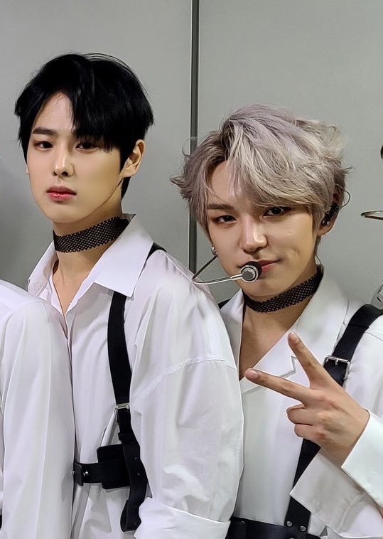 SubinieSubinie's tweet photo. Stylist:Thats for neck.    Meanwhile.. 🤦‍♀️

@VICTON1109 @NewWorld_VICTON
#VICTON #빅톤 #한승우 #강승식 #허찬 #임세준 #도한세 #최병찬 #정수빈 #HOWLING #CONTINUOUS #Howling1stWin #VICTON2ndWin #1st_win #HOWLINGwithVICTON #VIC7ON1stWin https://t.co/6sktauAO2K