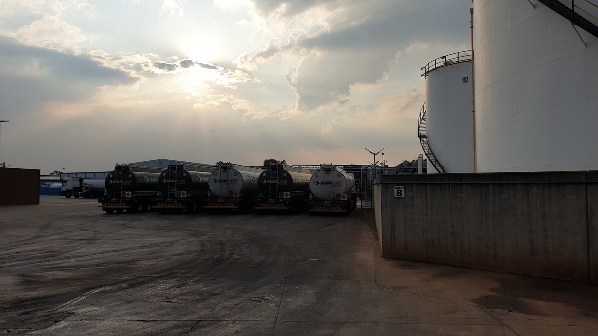 DzaddyMac's tweet photo. Manline boys at a parkoff @bwlogistics
#AspenLogistics #BarloworldTransport 
#ViewFromTheRoad
#Manline #AvisFleet https://t.co/tXrtwn7i9Z