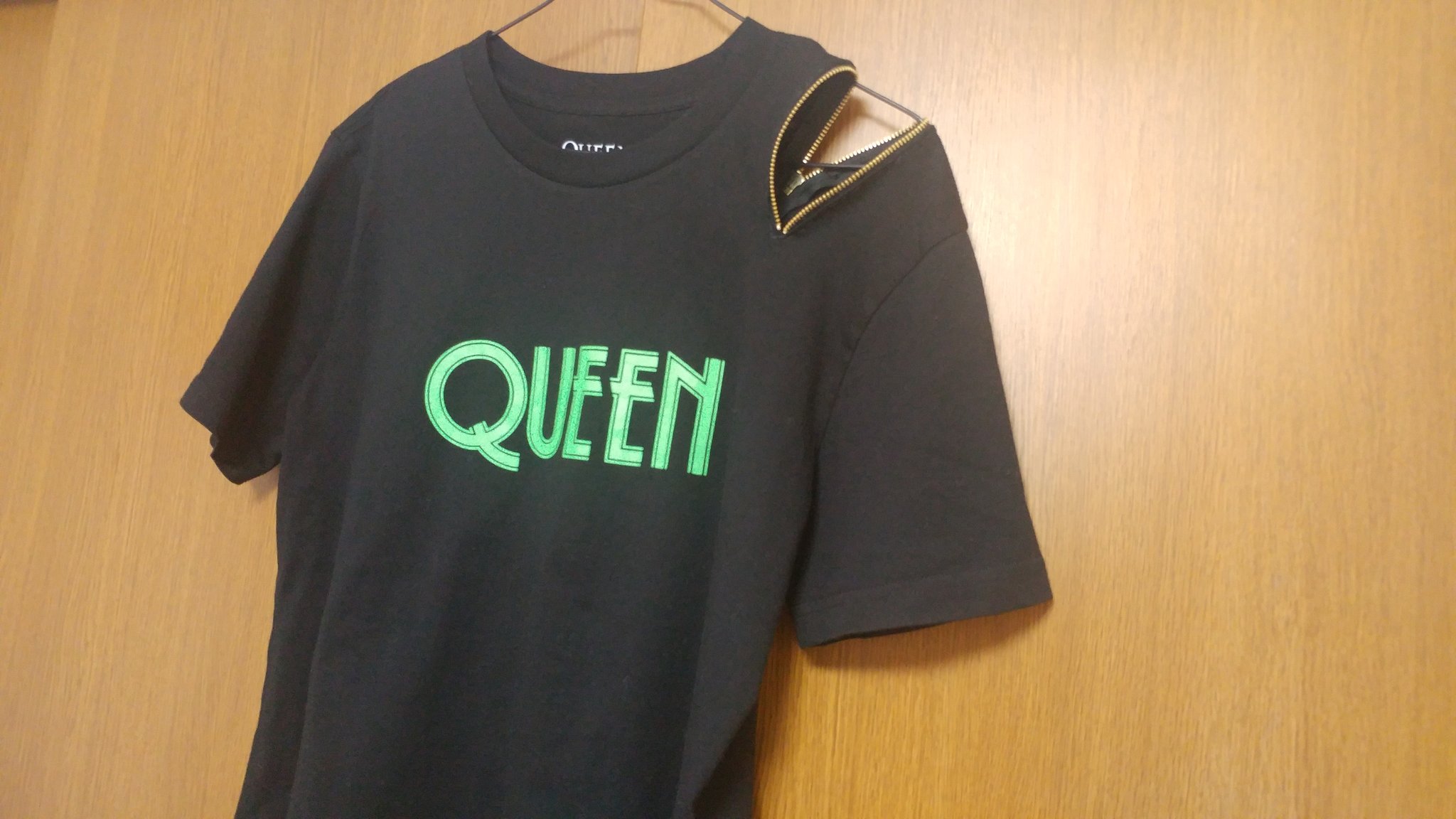 りん Q垢 クイーンtシャツリメイク 肩にチャック着けてオフショルにしてみた たったこれだけだけどアシメになって個性派tに はよ夏来いーー ゆーらいく頑張ってくれたので すっぴんメガネで失礼 Gu クイーンtシャツ