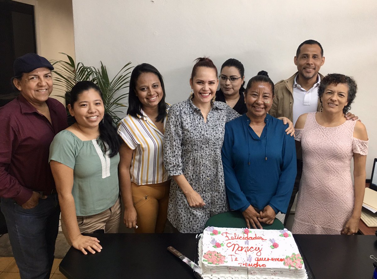 Marzo está lleno de días importantes para mis compañeras y compañeros en la oficina, ayer le tocó a Nancy y hoy pudimos partir el pastel. 
¡Muchas felicidades, Nancy! Gracias por lo que aportas a la Secretaría, y al equipo. 🥳