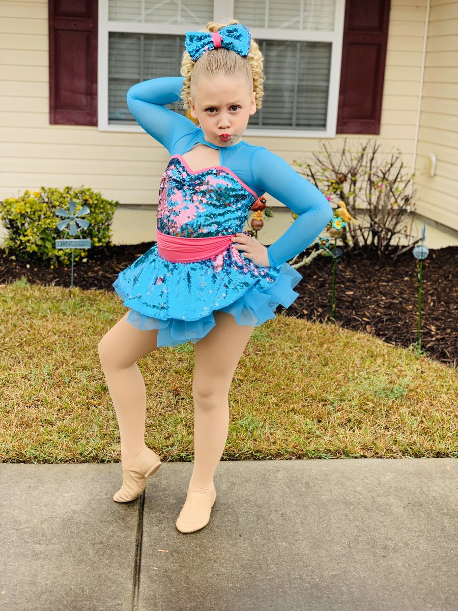 SamathaBeckwith's tweet photo. Mini dance picture session at home 🎀🌟🦄

Picture day at Southside Dance Center had to be altered.  So we got our photography on at home🥰 https://t.co/ad0ZyW9eBX