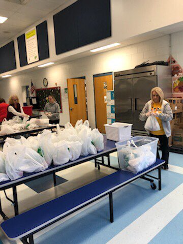 MOCO_schools's tweet image. Day 2 of supplying meals to students was again successful in Monroe County. Today, we gave out another 911 breakfast and lunch meals to homes all over the county. 
A huge shoutout goes to our Board of Education members as they helped load up and deliver meals to our students.
