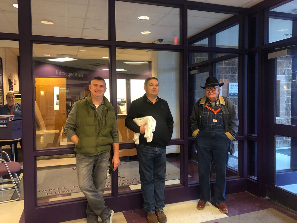 MOCO_schools's tweet image. Day 2 of supplying meals to students was again successful in Monroe County. Today, we gave out another 911 breakfast and lunch meals to homes all over the county. 
A huge shoutout goes to our Board of Education members as they helped load up and deliver meals to our students.