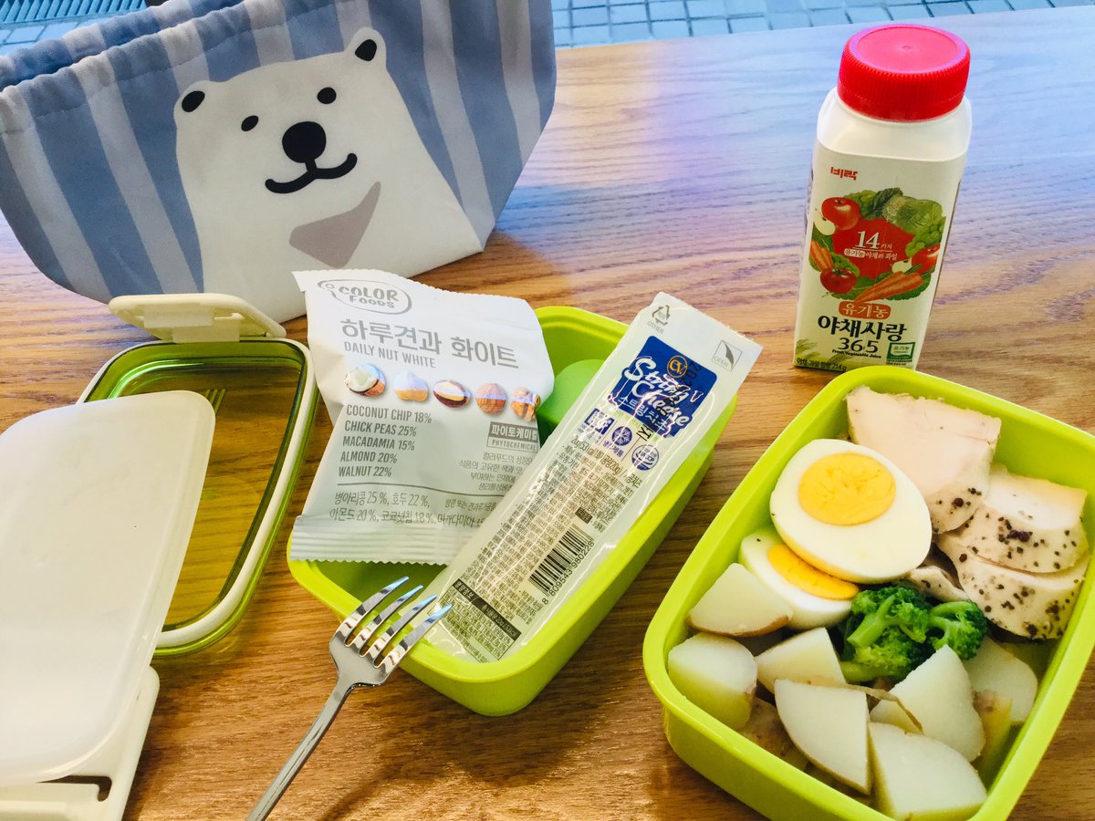 O Xrhsths ぴさよし Sto Twitter 今週からはじめた取り組みとして お昼ごはんは持参したお弁当 といっても 茹でたタマゴ ジャガイモ ブロッコリーと サラダチキン チーズとミックスナッツを詰めただけ