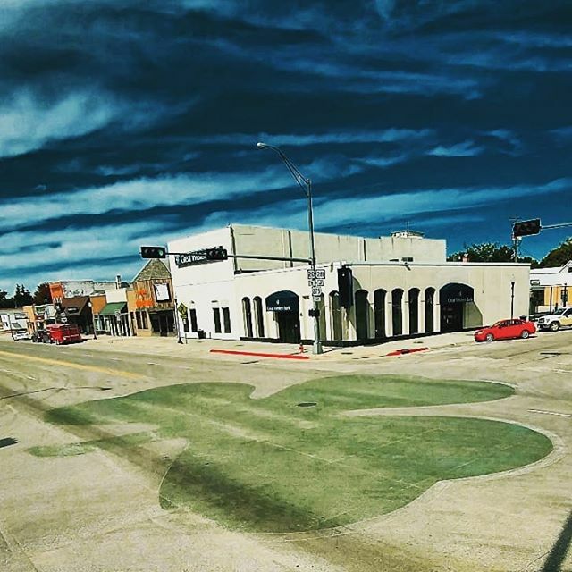 HistoricRoute20's tweet photo. The shamrock painted in the center of Route 20 in O'Neill - the Irish Capital of Nebraska.

#oneillnebraska 
#holtcounty 
#Nebraska https://t.co/IZLzIcmfEY https://t.co/CHdLvZXMQy