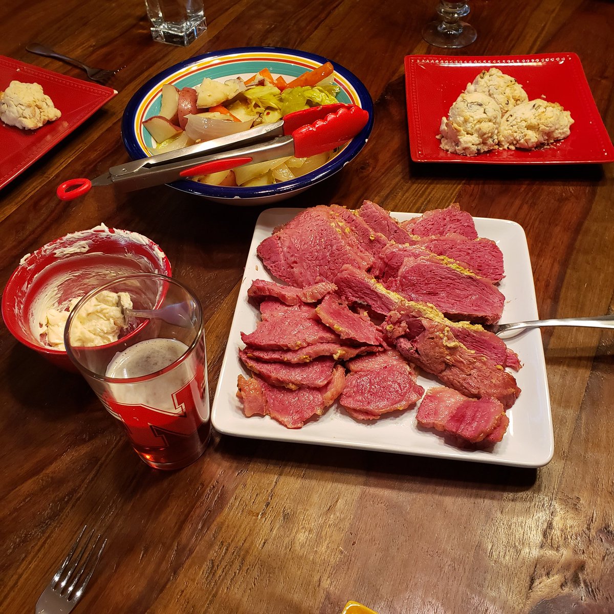 rob_kalb's tweet photo. Happy St. Paddy's Day!  @chloekalb learned how to prepare corned beef and cabbage meal!  Delicious!!  #rowvastrong #lucky #learnnewstuff https://t.co/55GTPQz9FD