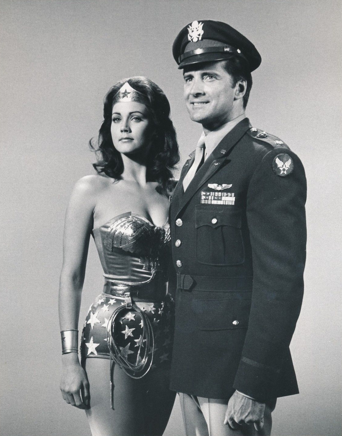 Série "Wonder Woman" - Page 9 ETWi5U6WsAMoUIq?format=jpg&name=large