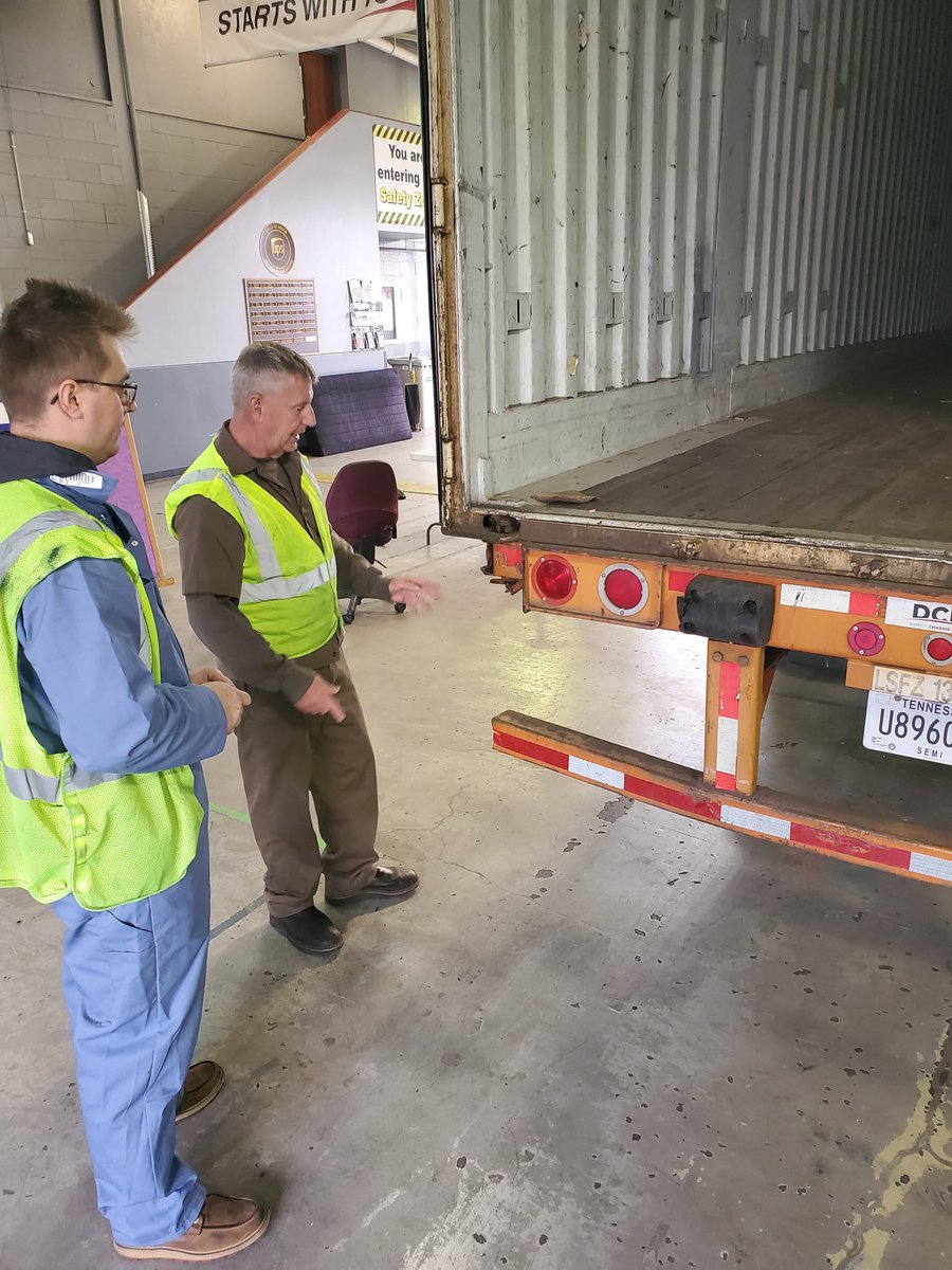 "If that can drops on your fingers, you don't have them anymore."
COH driver and Portland Feeder Safety Committer member Scott talks rail can safety with a newer driver.  Stakes are high in Feeder. #safety #safetyfirst <a href="/NorthwestUPSers/">Northwest UPSers</a>