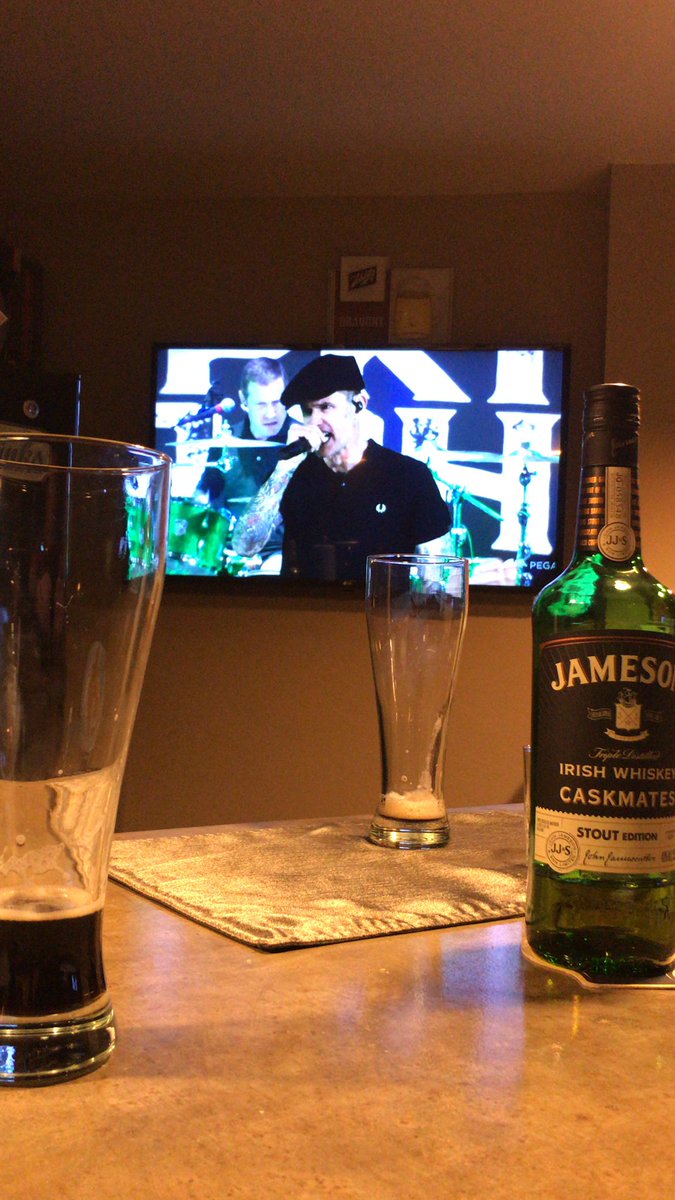 FGrathen's tweet photo. Live #dropkickmurphys https://t.co/NDN6inDvQE