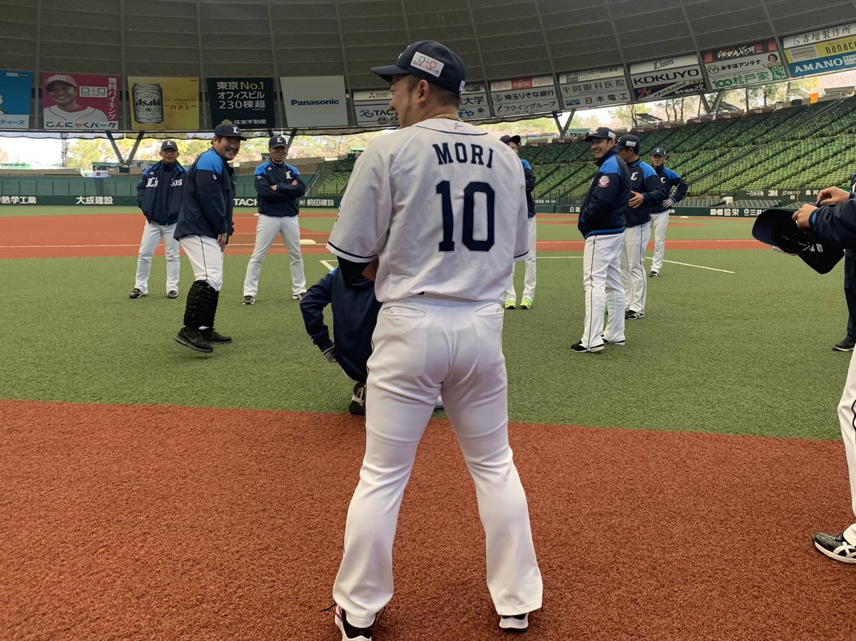 今日は10時から全体練習⚾︎ 1人気合のユニフォーム姿で登場した #森