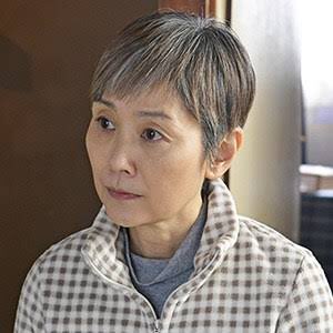 森永タミー Susie 0906 近藤サトさんは体質的に若白髪なのでグレーヘアの先駆者みたいな方です 手塚理美さんも白髪が多いので 両者共にオシャレでグレーに染めてるのではなく ナチュラルな美を求めてるみたいなんですが T Co C8ivtazwjx