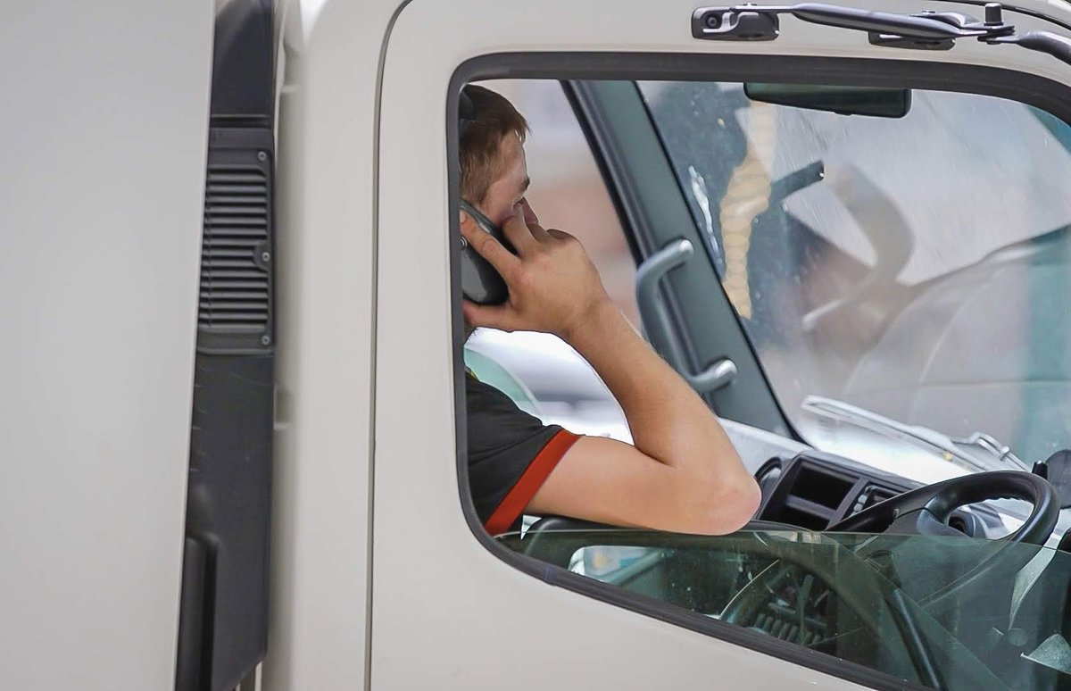 RACQOfficial's tweet photo. The $1000 fines demonstrate just how seriously the State Government is taking driver distraction and we believe it’s about time motorists did too. 853 people caught in six weeks isn't good enough. #SetYourPhone https://t.co/ZQBSP4vEDJ https://t.co/SJNhFdfj8X