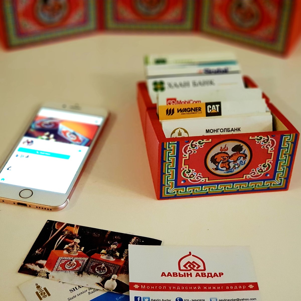 Нэрийн хуудас, бичиг хэрэгслийн зүйл, үнэт зүйлээ хадгалж болох жижиг авдар нь гэр, оффисын ширээний чамин гоёл, эрчүүддээ өгөх нандин бэлэг байх болно. Үнэ 25,000