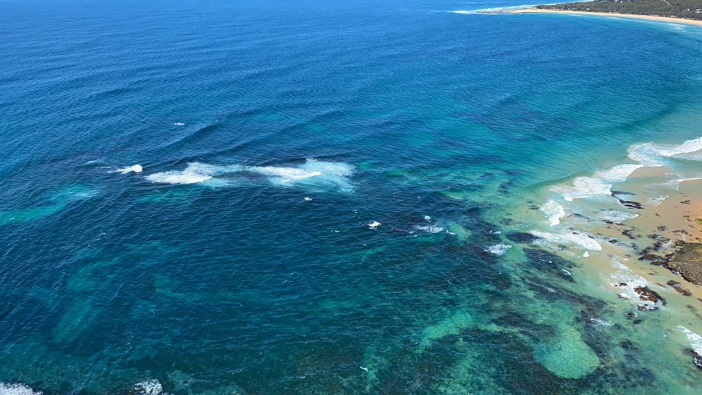 Lifesaverhelo's tweet photo. #RESCUE Lifesaver 23 tasked to #PedroPoint to boat in difficulty. Swimmer winched down and swam to boat to check welfare. Anchor line snapped and started to drift towards beach. Moruya IRB towed out of break to @MarineRescueNSW and rescue swimmer retrieved https://t.co/6wodJtYcqN