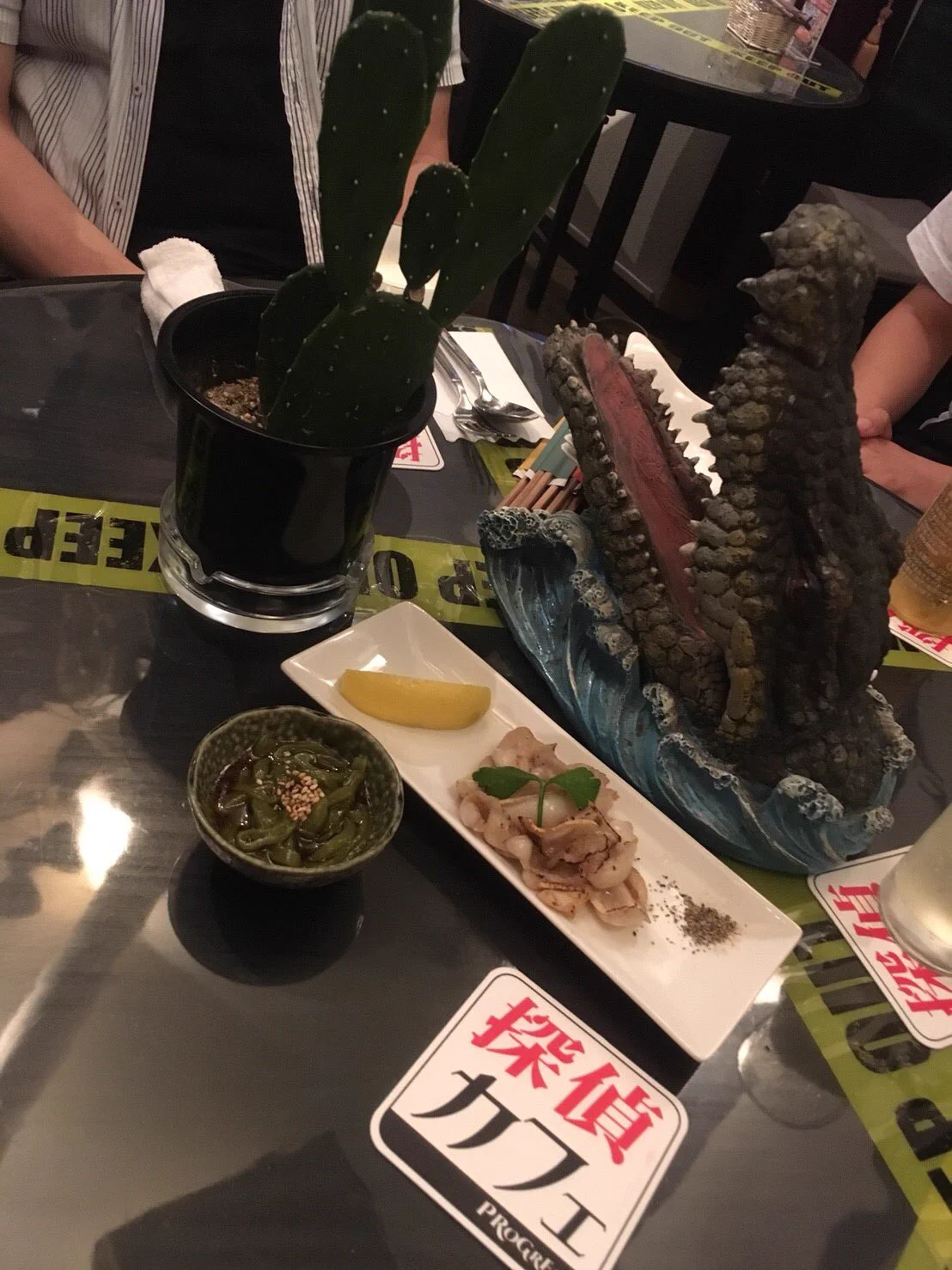 ワニ料理は探偵カフェプログレスで食ったわ。確かタンだったかな。うまかったよ。サボテン料理もうまかった。  